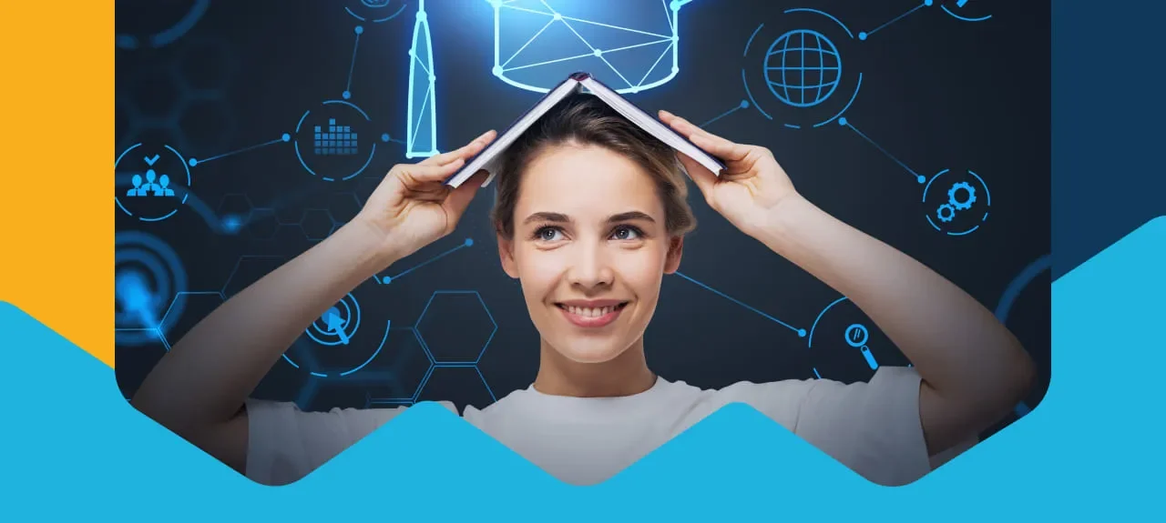 Mujer joven sonríe antes de empezar su jornada de estudio