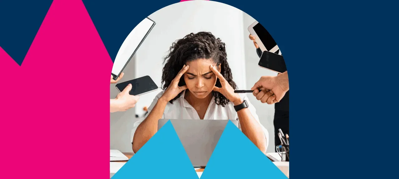 Trabajadora estresada por alta carga de trabajo