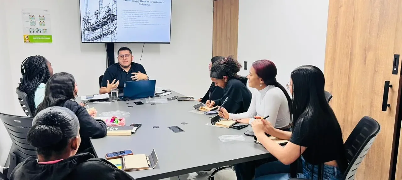 Estudiantes de SST fortalecieron sus competencias técnicas en jornada académica sobre riesgos críticos