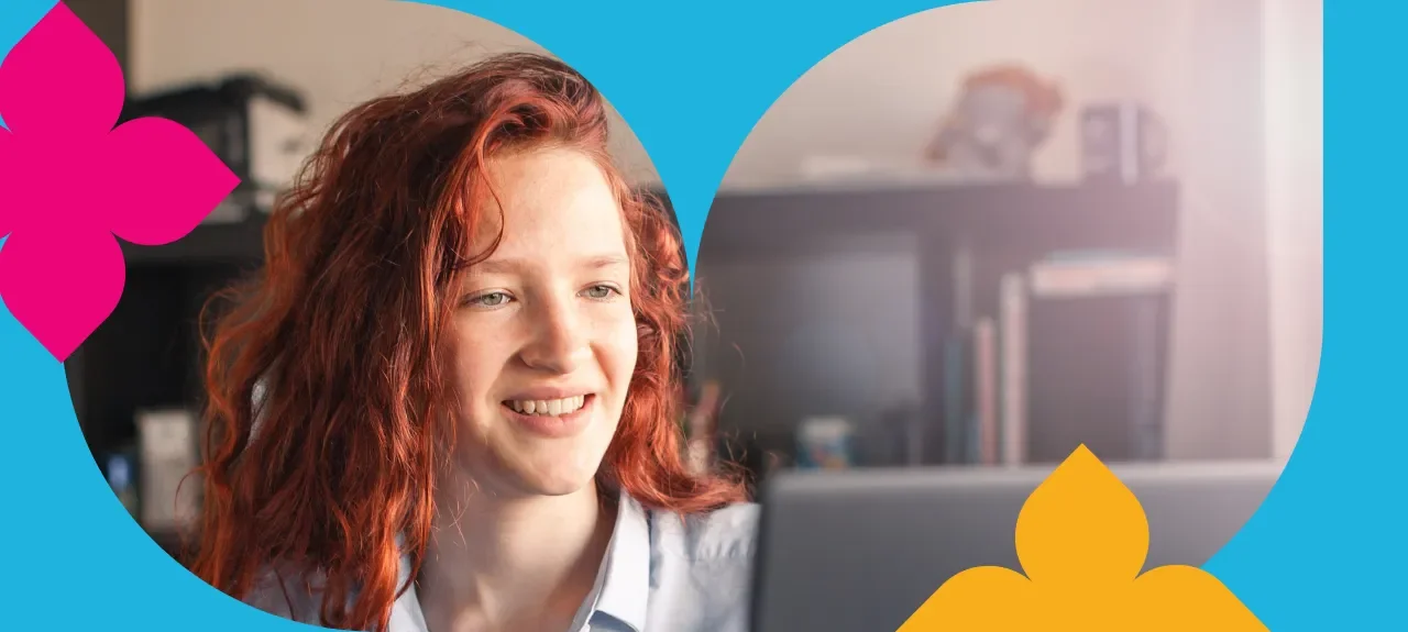 ​Estudiante mujer de la Licenciatura en Ciencias Sociales del Politécnico Grancolombiano estudiando en modalidad virtual desde casa​ 