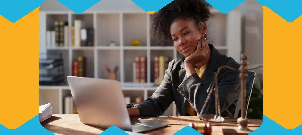 ​Abogada colombiana en su oficina revisa en su laptop un caso de la rama de derecho procesal​