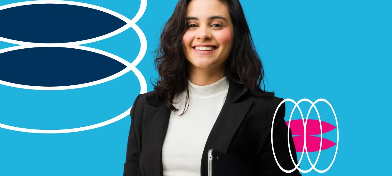 ​Profesional mujer estudiante de programa de posgrado sonríe de forma satisfecha por haber completado sus estudios​