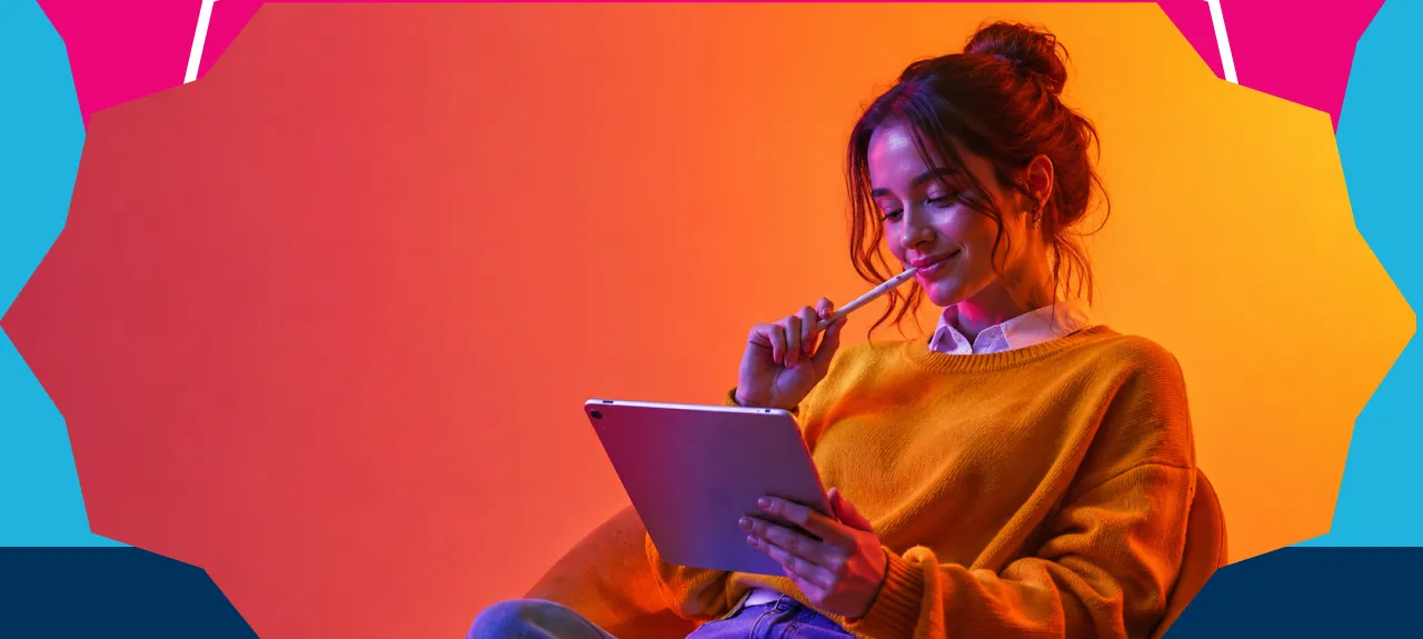 Estudiante de comunicación digital revisando en su tablet herramientas para gestionar redes sociales.​