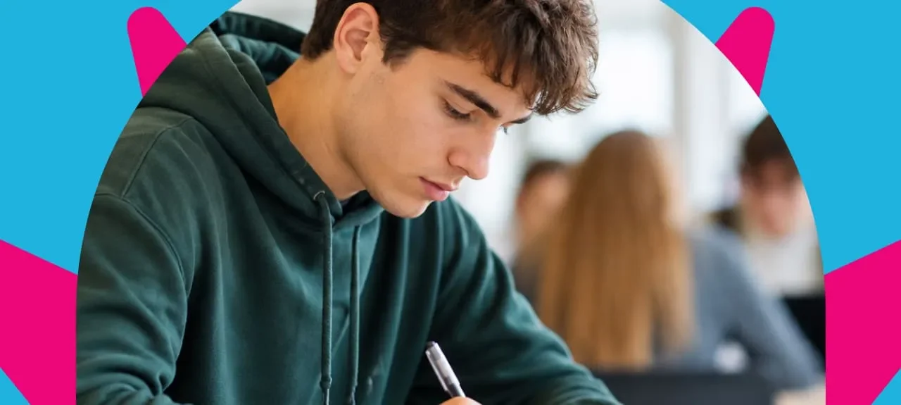 Estudiantes universitarios analizando materias de Derecho durante una clase académica.
