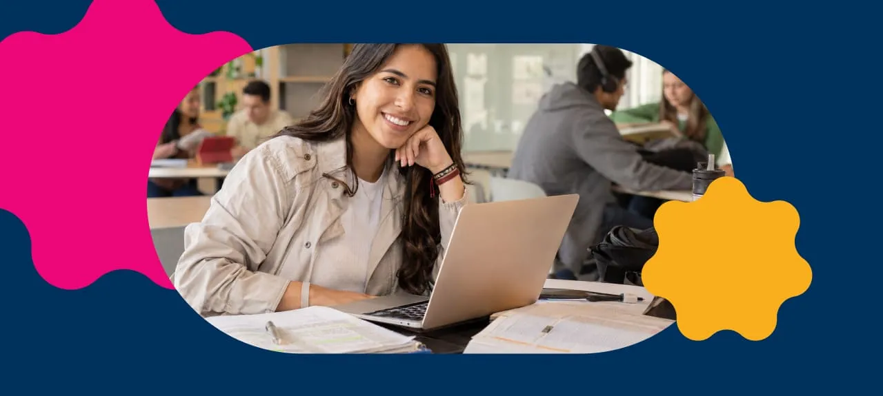 ​Estudiante de la especialización en comunicación digital se encuentra frente a su computador en sede en Bogotá del Poli.​