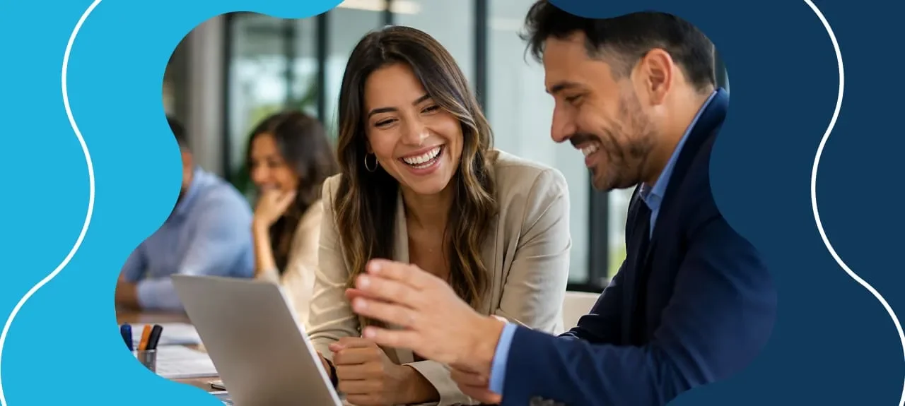 ​Profesionales planifican su crecimiento profesional después de los 30, mientras realizan una ruta en su laptop.​
