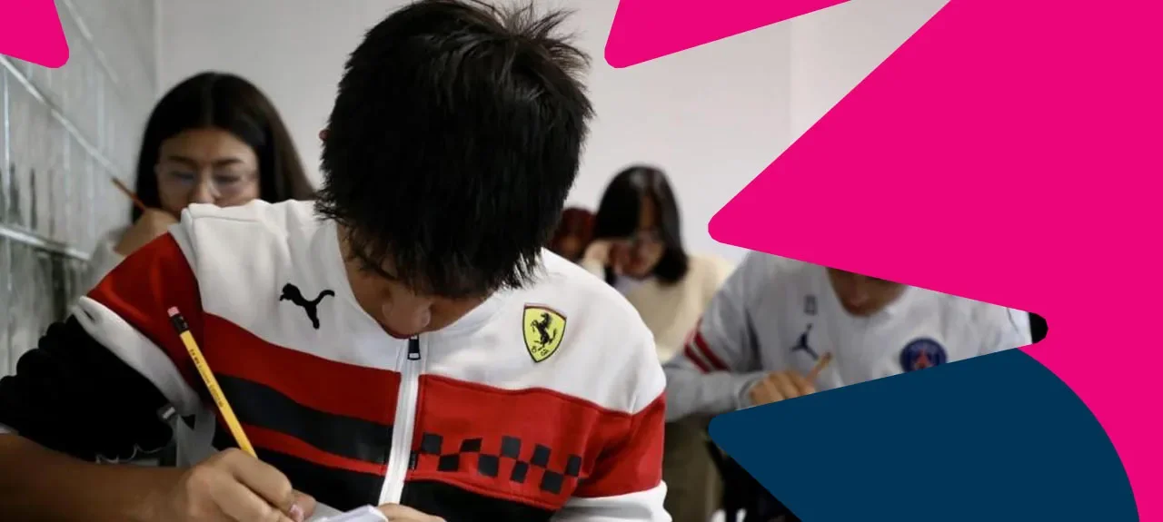 Estudiante universitario colombiano preparándose para el examen Saber Pro