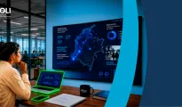 estudiante de la Maestría en Periodismo de Datos del Politécnico Grancolombiano analizando visualizaciones