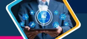 Hombre sostiene tablet con datos de la industria