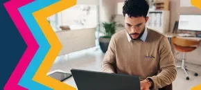 Profesional en salud revisa su laptop