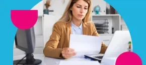 Especialista en SST realizando revisión de documentación de seguridad en su oficina