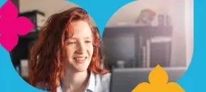 ​Estudiante mujer de la Licenciatura en Ciencias Sociales del Politécnico Grancolombiano estudiando en modalidad virtual desde casa​ 