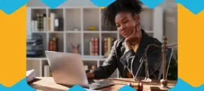 ​Abogada colombiana en su oficina revisa en su laptop un caso de la rama de derecho procesal​