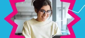 ​Estudiante de posgrado sonríe mientras adelanta trabajos de la Especialización en Gerencia de Finanzas del Poli.
