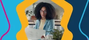 Egresado en Finanzas analizando datos financieros en papel, representando el perfil profesional del programa del Poli