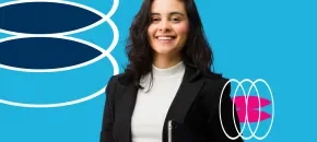 ​Profesional mujer estudiante de programa de posgrado sonríe de forma satisfecha por haber completado sus estudios​