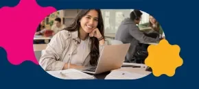 Estudiante de la especialización en comunicación digital se encuentra frente a su computador en sede en Bogotá del Poli.