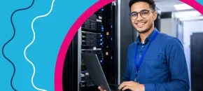 Estudiante de Ingeniería de Sistemas desarrollando código como parte de sus prácticas en una empresa.