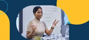 Profesional analiza y presenta estrategias de comunicación en una reunión de trabajo.​