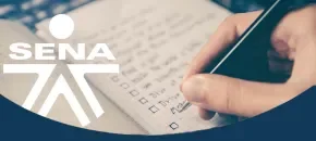 Estudiante técnico del SENA revisando el proceso de homologación hacia una carrera virtual universitaria