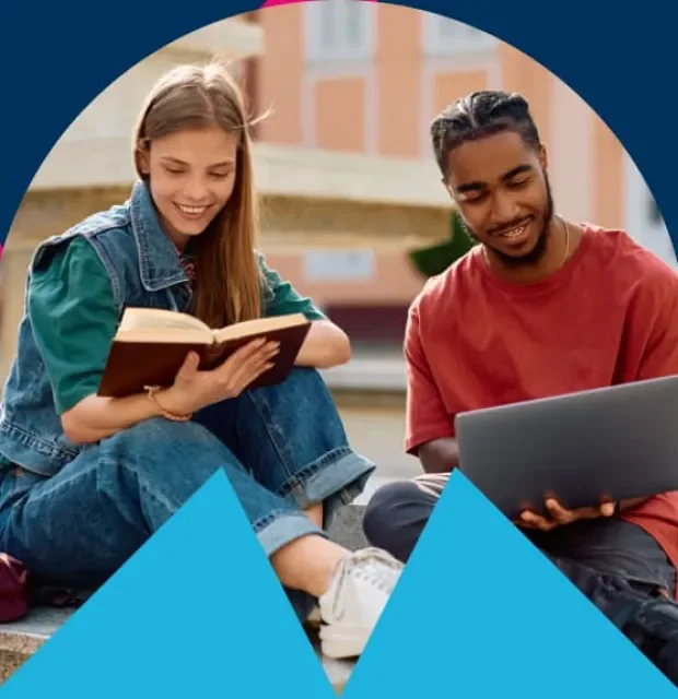 Dos personas que estudian la carrera de Psicología