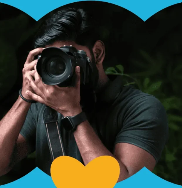 Persona con una cámara fotográfica