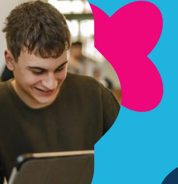 Dos jovenes estudiantes buscando el programa ideal