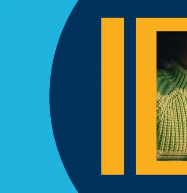 Mujer trabaja desde casa como creativa freelance