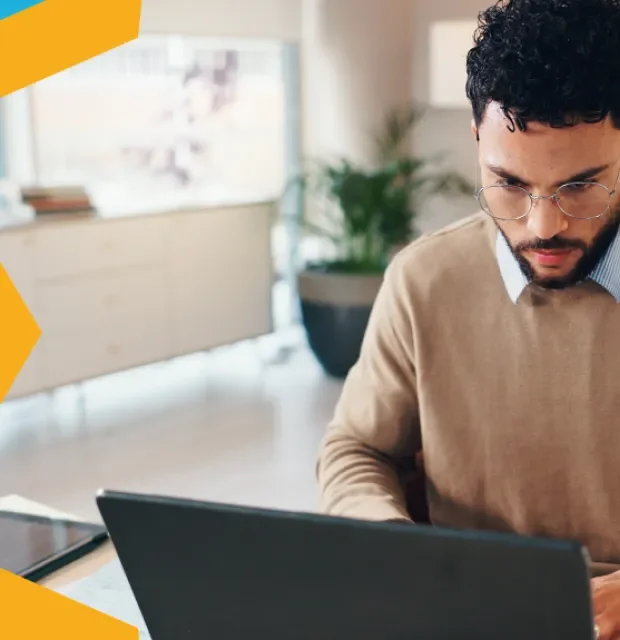 Profesional en salud revisa su laptop