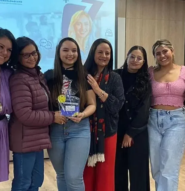 Grupo de estudiantes, investigadores y gestores en evento investigativo