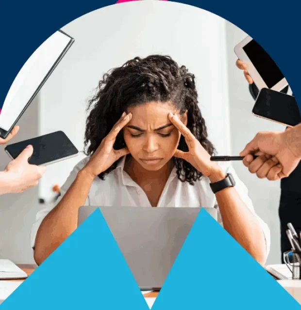 Trabajadora estresada por alta carga de trabajo