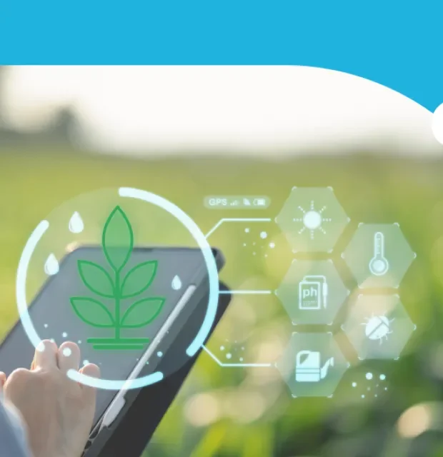 Profesional en agronegocios sostiene un dispositivo móvil