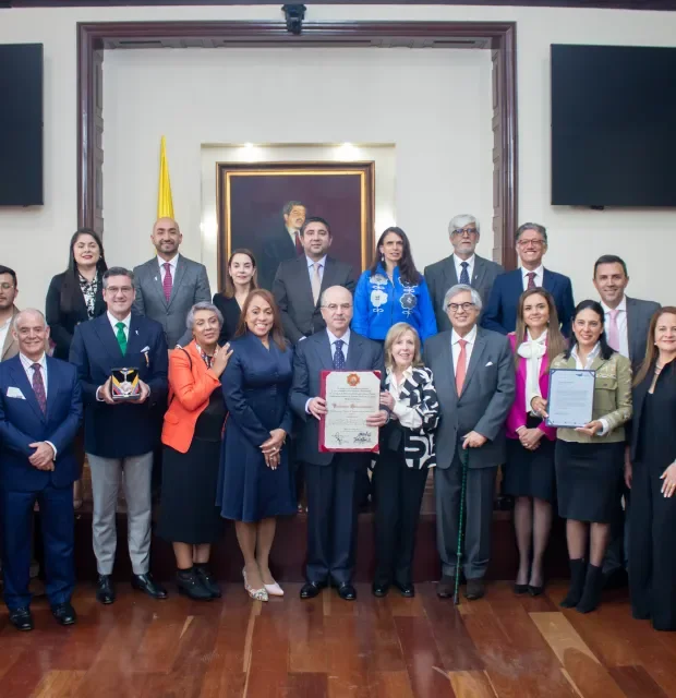 El Poli fue condecorado con la Orden de la Democracia Simón Bolívar por su contribución educativa y social