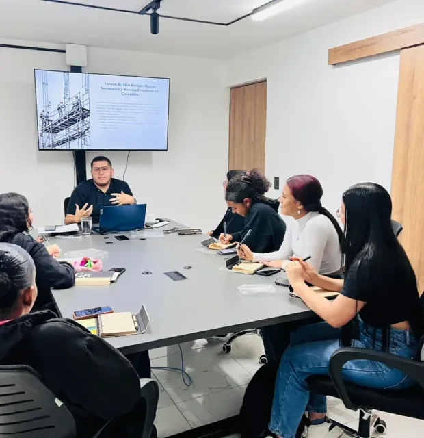 Estudiantes de SST fortalecieron sus competencias técnicas en jornada académica sobre riesgos críticos