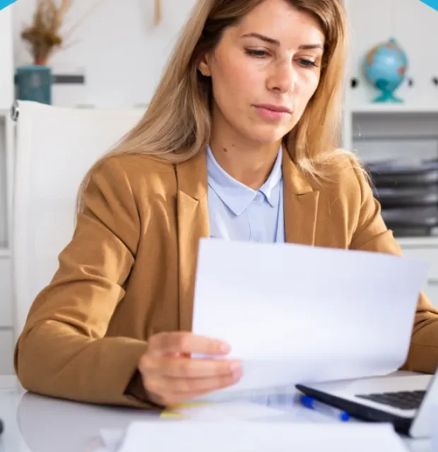 Especialista en SST realizando revisión de documentación de seguridad en su oficina