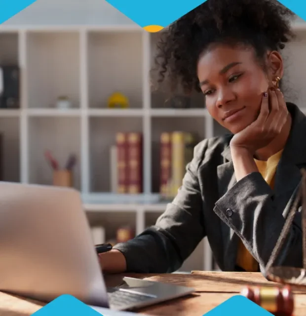 ​Abogada colombiana en su oficina revisa en su laptop un caso de la rama de derecho procesal​