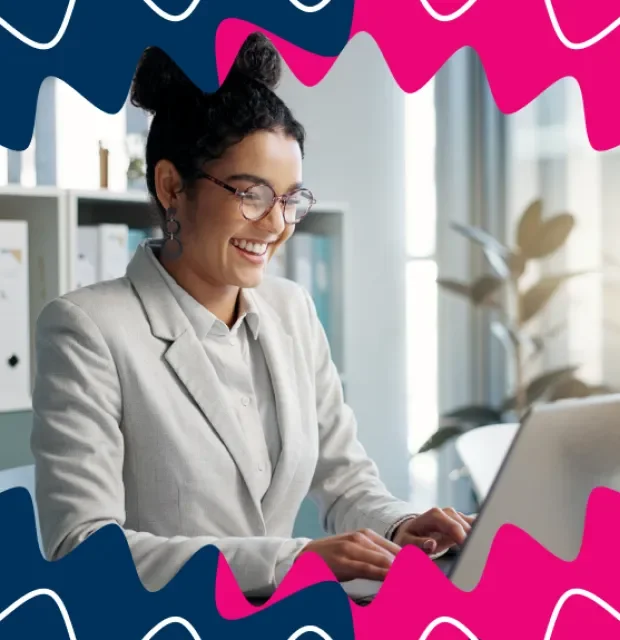 Estudiante colombiano en modalidad virtual tomando clases de la carrera de Gobierno y Relaciones Internacionales en el Politécnico Grancolombiano​