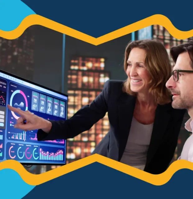 ​Profesionales analizando un dashboard de analítica de datos en pantalla durante una jornada de trabajo