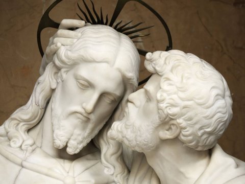 Escultura de un beso de José a Jesús