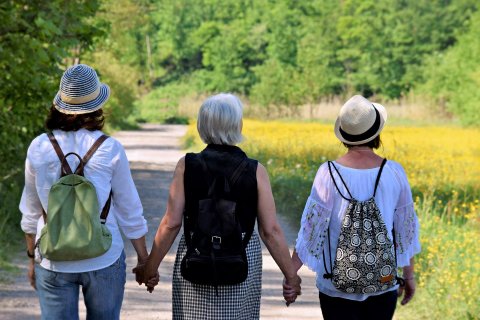 Madres e hijas caminando