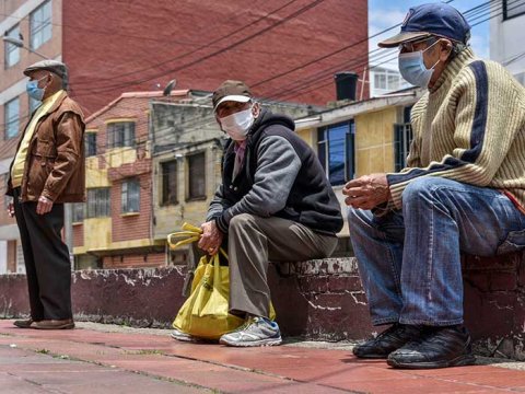 Personas mayores con tapabocas