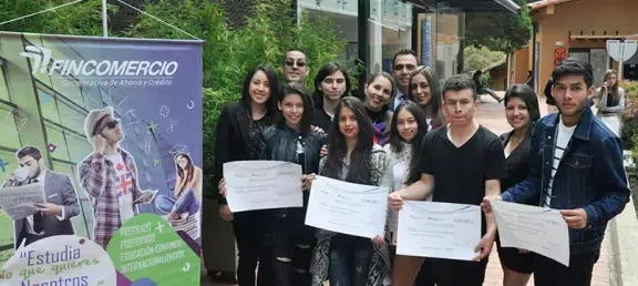 estudiantes-beneficiados-fincomercio.jpg