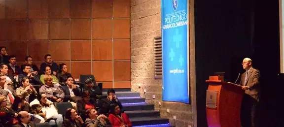 estudiantes-especializacion-poligrancol.jpg