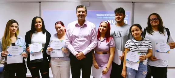 ENTREGA DE RECONOCIMIENTOS POLI A ESTUDIANTES