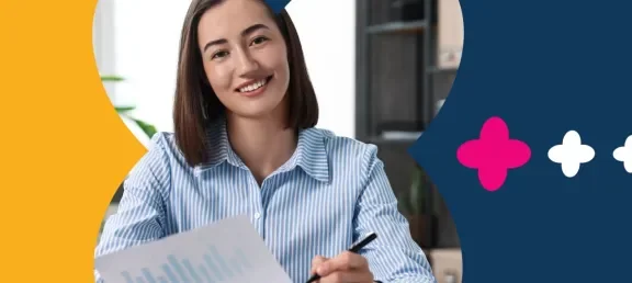 Mujer que se muestra feliz por estudiar Administración Pública