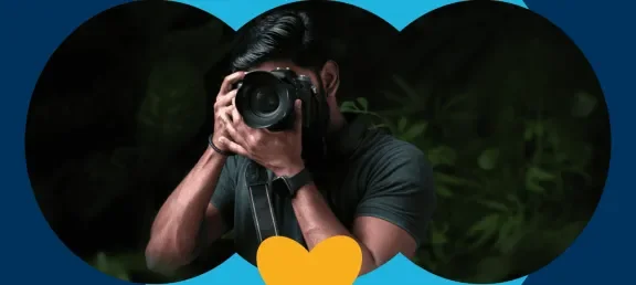 Persona con una cámara fotográfica