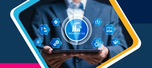 Hombre sostiene tablet con datos de la industria