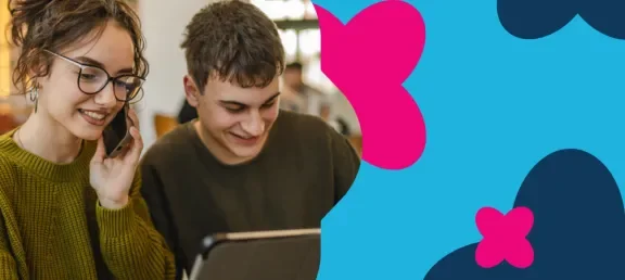 Dos jovenes estudiantes buscando el programa ideal