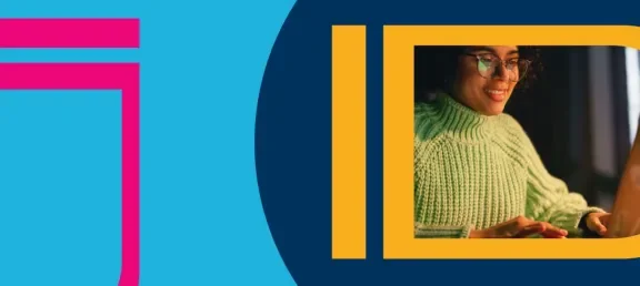 Mujer trabaja desde casa como creativa freelance