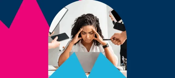 Trabajadora estresada por alta carga de trabajo